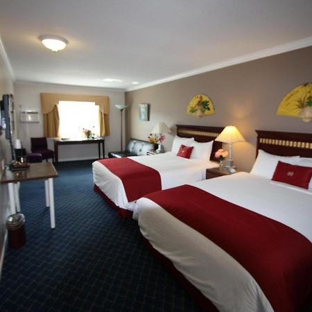 The Revelstoke Gateway Inn Екстер'єр фото