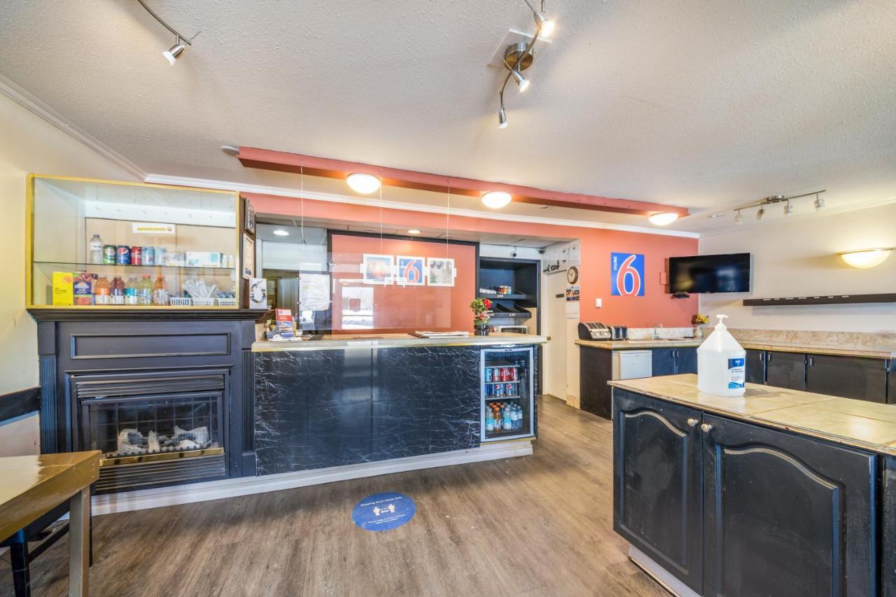 The Revelstoke Gateway Inn Екстер'єр фото