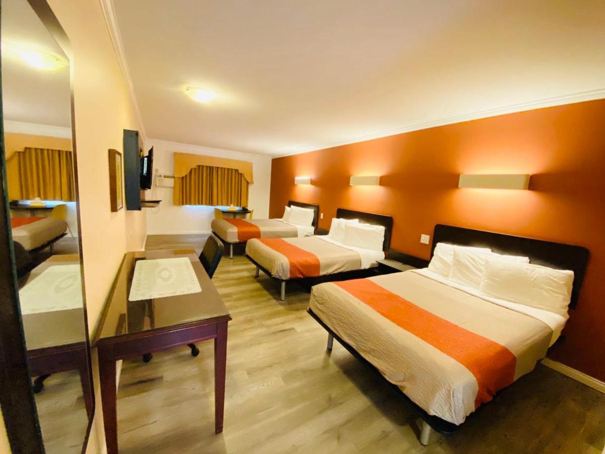 The Revelstoke Gateway Inn Екстер'єр фото