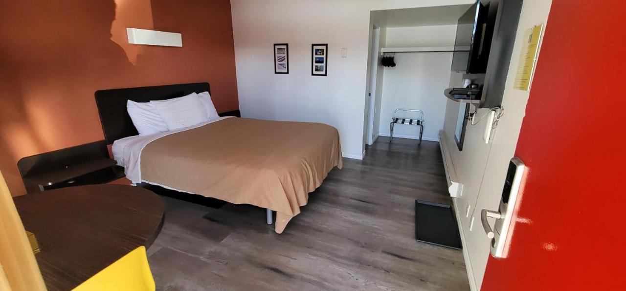 The Revelstoke Gateway Inn Екстер'єр фото