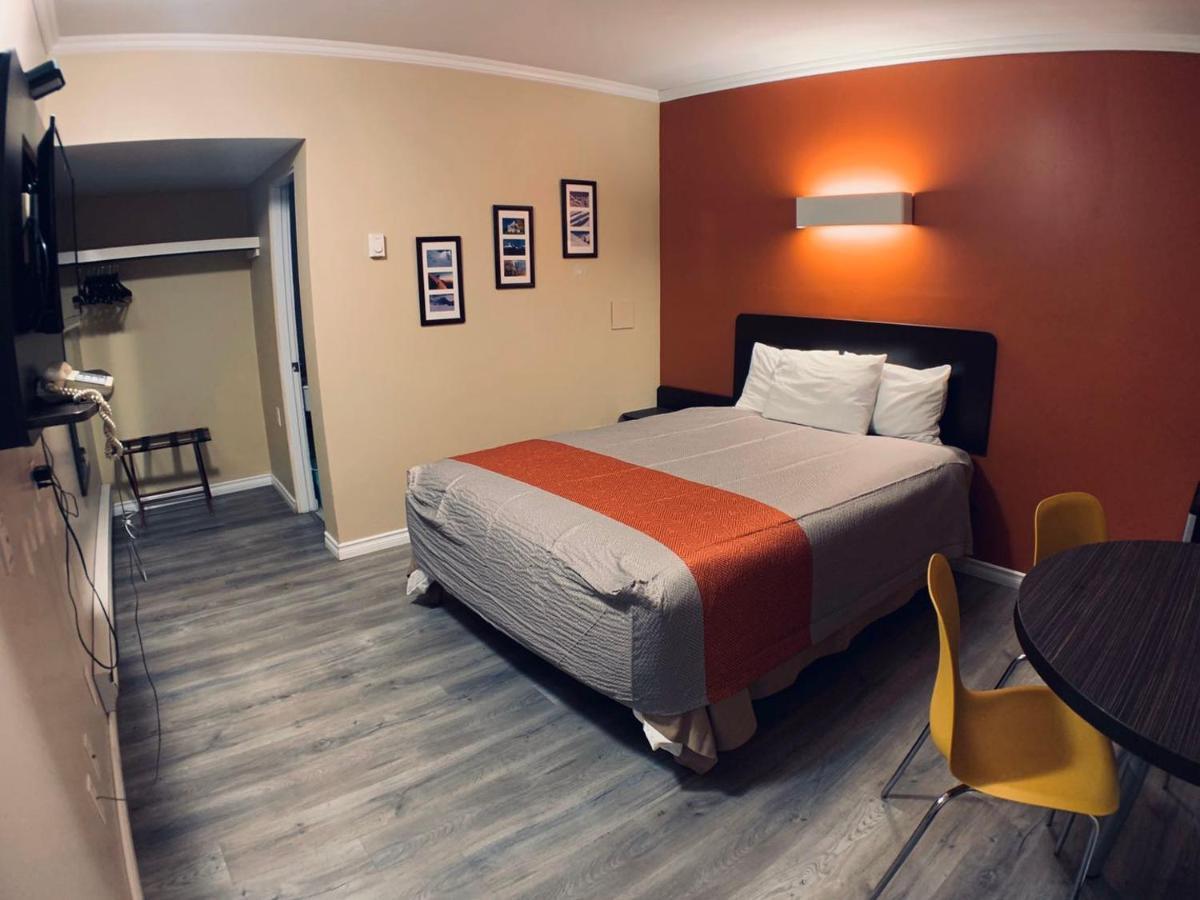 The Revelstoke Gateway Inn Екстер'єр фото