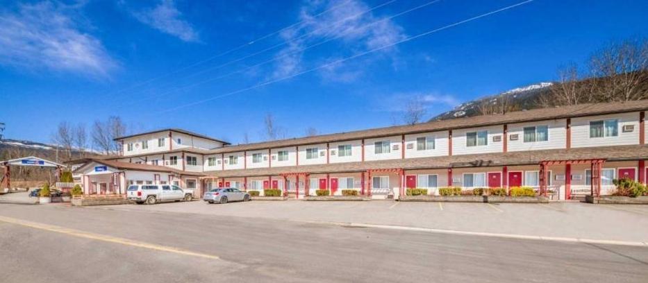 The Revelstoke Gateway Inn Екстер'єр фото