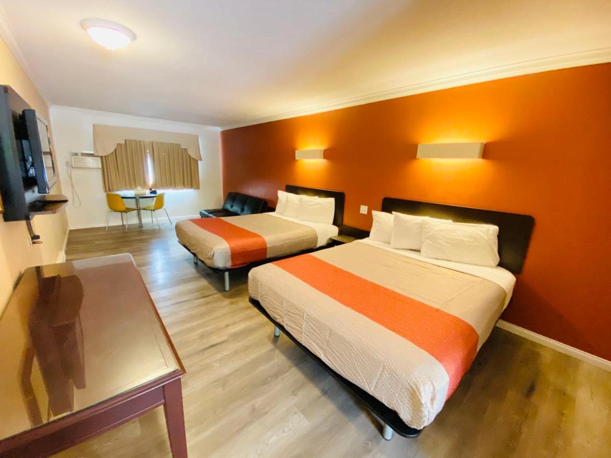 The Revelstoke Gateway Inn Екстер'єр фото