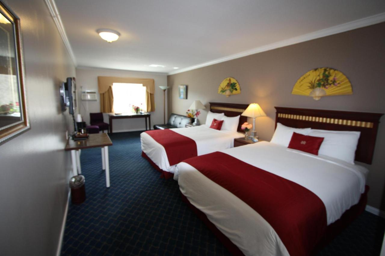 The Revelstoke Gateway Inn Екстер'єр фото