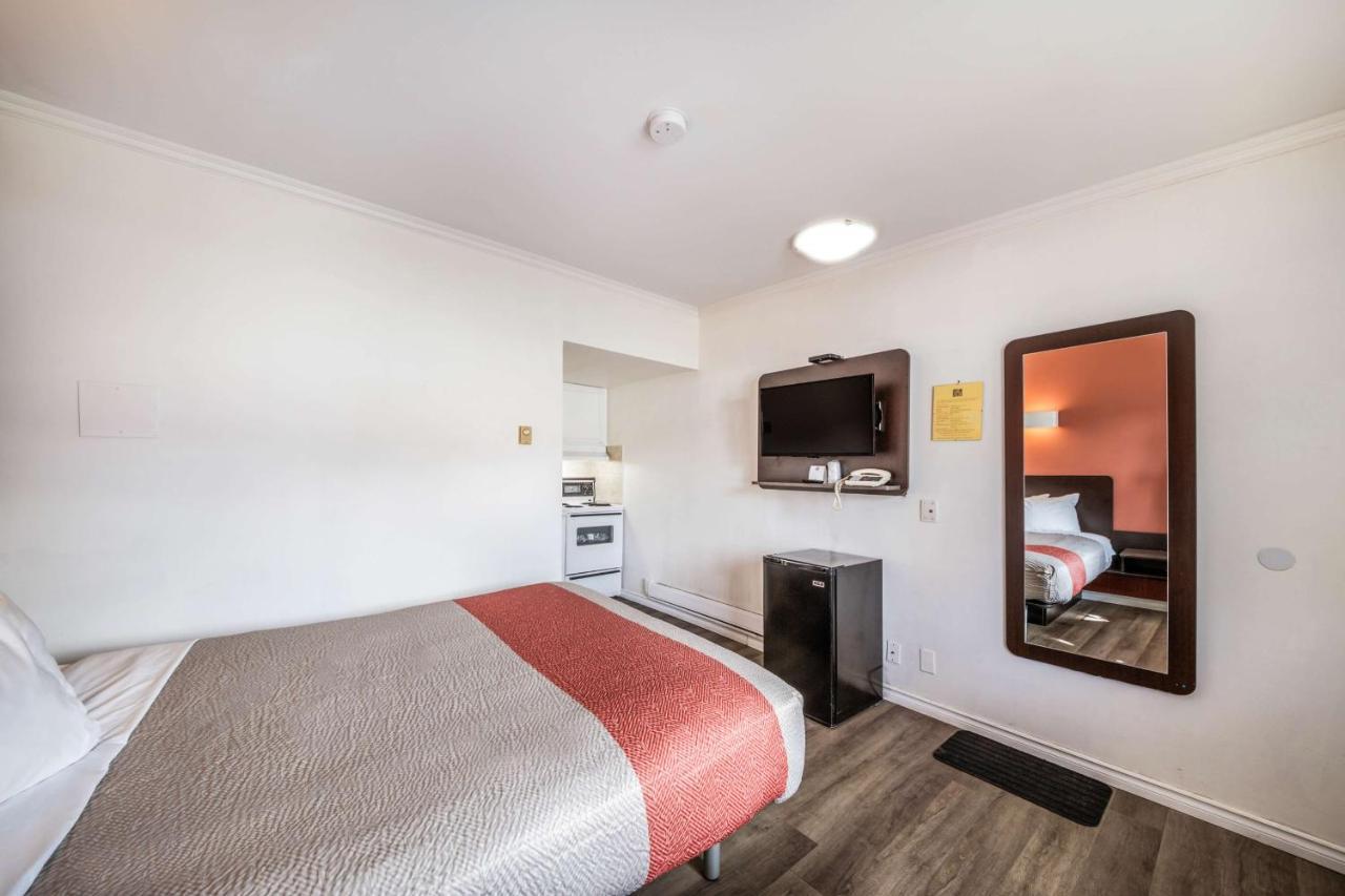 The Revelstoke Gateway Inn Екстер'єр фото