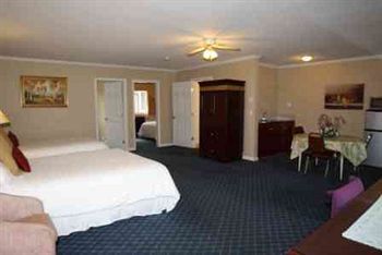 The Revelstoke Gateway Inn Екстер'єр фото