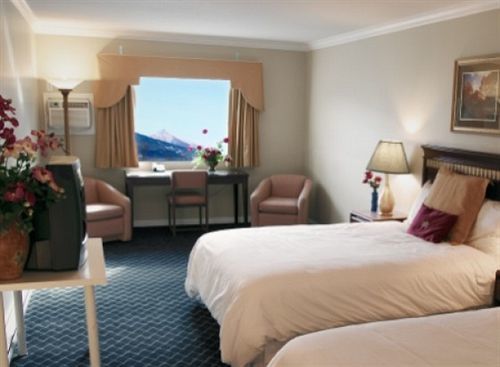The Revelstoke Gateway Inn Екстер'єр фото