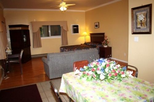 The Revelstoke Gateway Inn Екстер'єр фото