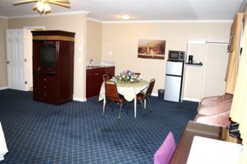 The Revelstoke Gateway Inn Екстер'єр фото